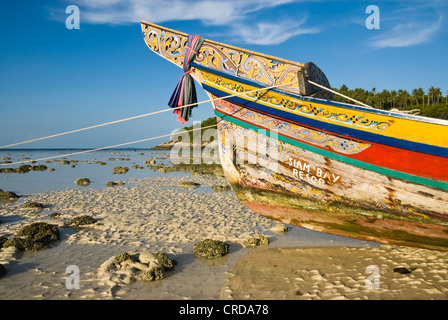 Longtail boat, Racha Yai Island, Phuket, Thailandia, Asia Foto Stock