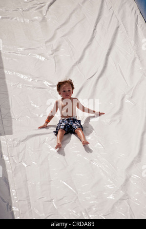 Bambino lo scorrimento verso il basso inflateable scorrevole di acqua Foto Stock
