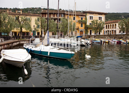 Piccolo porto di Brenzone sul Lago di Garda in Italia Foto Stock