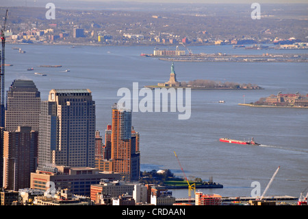 Vista dall' Empire State Building a Liberty Island con la Statua della Libertà, USA, New York City, Manhattan Foto Stock