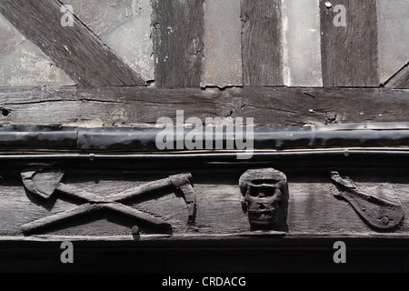 Il macabro sculture in legno a L'aître Saint-Maclou (antica charnel house), Rouen, Alta Normandia, Francia Foto Stock