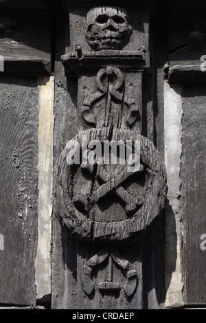 Il macabro sculture in legno a L'aître Saint-Maclou (antica charnel house), Rouen, Normandia, Francia Foto Stock