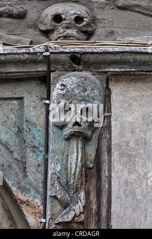 Il macabro sculture in legno a L'aître Saint-Maclou (antica charnel house), Rouen, Alta Normandia, Francia Foto Stock