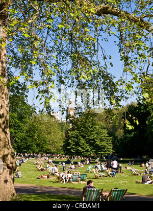 La folla a prendere il sole e rilassarsi in estate precoce St James Park Londra Inghilterra Europa Foto Stock