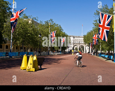 Vista lungo il viale verso Admiralty Arch London Inghilterra Europa Foto Stock