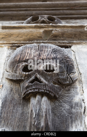 Macabra scultura in legno a L'aître Saint-Maclou (antica charnel house), Rouen, Alta Normandia, Francia Foto Stock