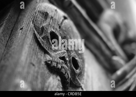 Macabra scultura in legno a L'aître Saint-Maclou (antica charnel house), Rouen, Alta Normandia, Francia Foto Stock