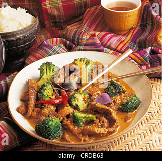 Curry di manzo con broccoli e latte di cocco, Thailandia. Foto Stock