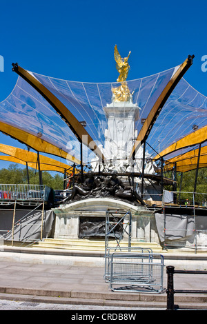 Stadio essendo costruito costruito attorno al Queen Victoria Memorial per il Queens Diamond concerto giubileo Londra Inghilterra Europa Foto Stock