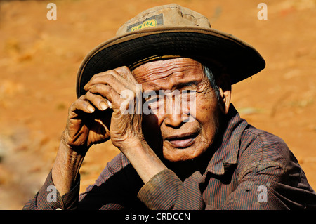 Il vecchio uomo che indossa un cappello nel nord-est della Cambogia, Asia sud-orientale, Asia Foto Stock