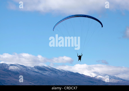 Parapendio in montagna a picco Bobs, Queentown, Otago, Isola del Sud, Nuova Zelanda Foto Stock