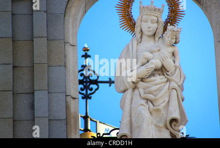 Statua di San sposare che tiene in braccio Gesù Bambino in mani. La statua è collocata sulla parte superiore della cattedrale di Almudena di Madrid in Spagna Foto Stock