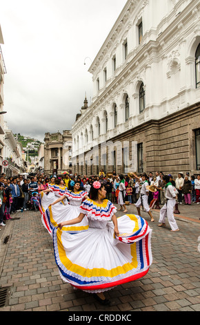 Scena di strada tradizionale costume Quito Ecuador Foto Stock