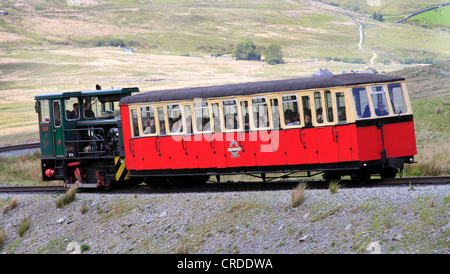 Locomotiva diesel n. 9 "Ninian' si arrampica Snowdon , Snowdon Mountain Railway, Snowdonia, Galles, Europa Foto Stock