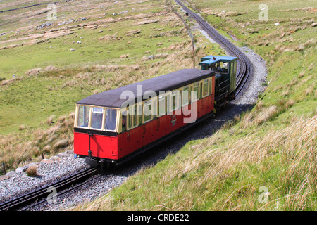 Locomotiva diesel n. 9 "Ninian' scende Snowdon, Snowdon Mountain Railway, Snowdonia, Galles, Europa Foto Stock