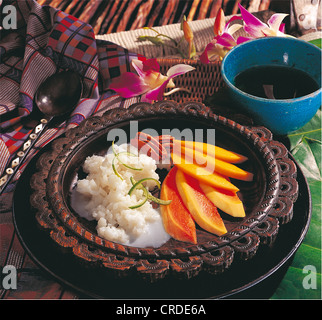 Riso al cocco con mango e papaia, Thailandia. Foto Stock