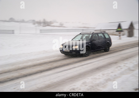 Auto su una strada ghiacciata in inverno, i Monti Metalliferi, Monti Metalliferi, Zinnwald, Germania, Europa Foto Stock