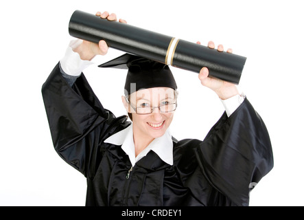 Felice laurea titolare, tenendo il diploma sulla sua testa Foto Stock