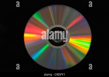Compact Disc con spettro di colore su sfondo nero. Foto Stock