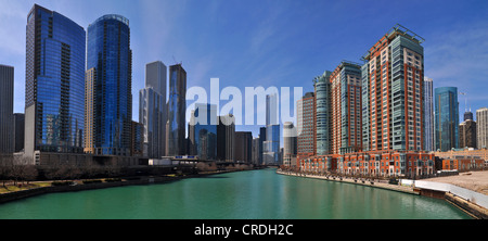 Chicago River e alta edifici di appartamenti, Chicago, Illinois, Stati Uniti d'America Foto Stock