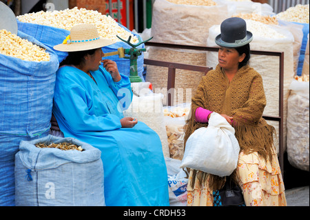 Donna indiana con uno stallo dal lato della strada, La Paz, Bolivia, Sud America Foto Stock