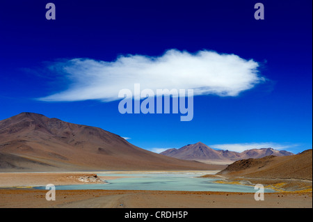 Laguna Blanca la gamma della montagna e le nuvole nel cielo, Uyuni, Bolivia, Sud America Foto Stock