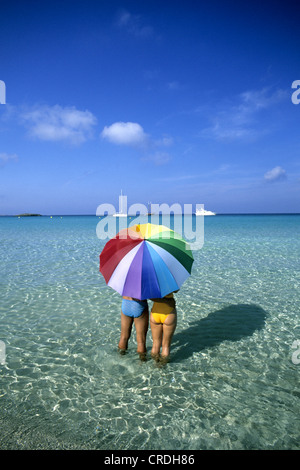 L uomo e la donna in piedi in mare con ombrellone, Spagna, Balearen, Formentera Foto Stock