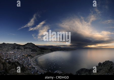 Thundercloud sul lago Titicaca nel blu ora, Copacabana, Bolivia, Sud America Foto Stock