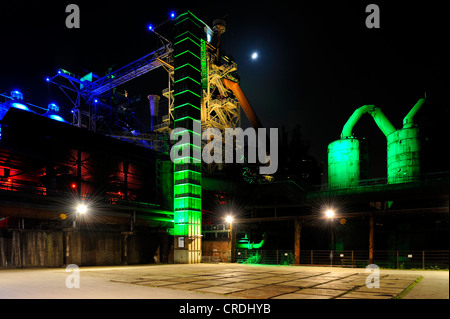 Edifici industriali illuminata di notte, Landscape Park, Duisburg, Renania settentrionale-Vestfalia, Germania, Europa Foto Stock