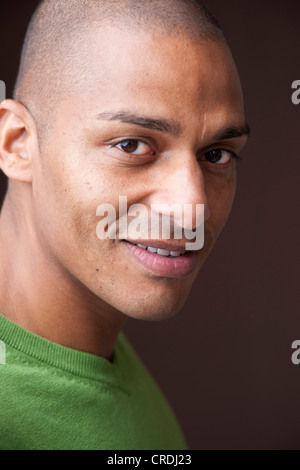 Sorridente giovane, di carnagione scura, ritratto Foto Stock