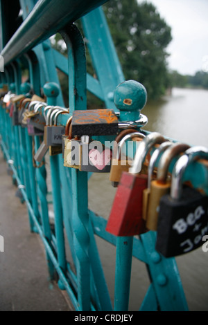 Lucchetti di coppie di innamorati su un ponte a Breslavia, Wroclaw, Polonia, Europa Foto Stock