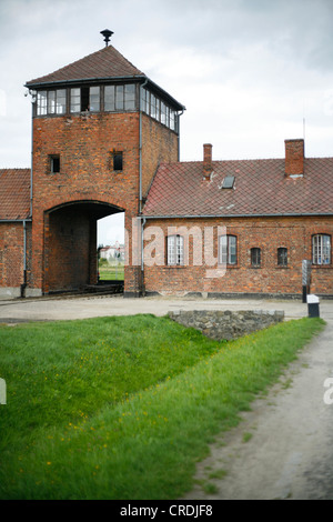 Cancello di ingresso al campo di concentramento di Auschwitz-Birkenau, Polonia, Europa Foto Stock