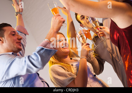 Un gruppo di giovani che partying Foto Stock