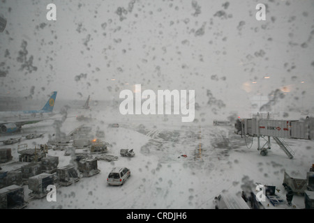 Una bufera di neve mettendo di New York JFK Airport fuori servizio per diversi giorni in dicembre 2010, New York, USA, America Foto Stock