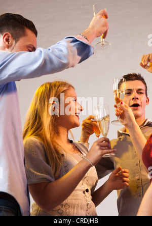 Un gruppo di giovani che partying Foto Stock