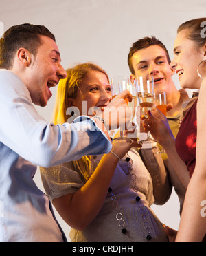 Un gruppo di giovani che partying Foto Stock