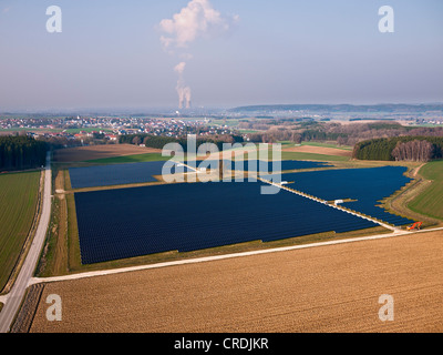 Vista aerea, array di pannelli solari, Gundremmingen centrale nucleare di schiena, Harthausen, Svevia, Baviera, Germania, Europa Foto Stock