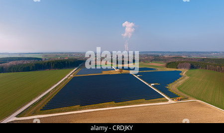 Vista aerea, array di pannelli solari, Gundremmingen centrale nucleare di schiena, Harthausen, Svevia, Baviera, Germania, Europa Foto Stock