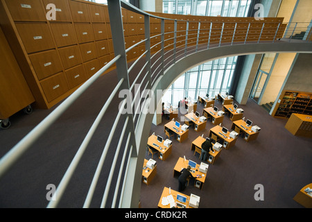 Sala di lettura della biblioteca del Bundestag tedesco nel Marie-Elisabeth-Lueders-Building, Berlino, Germania, Europa Foto Stock