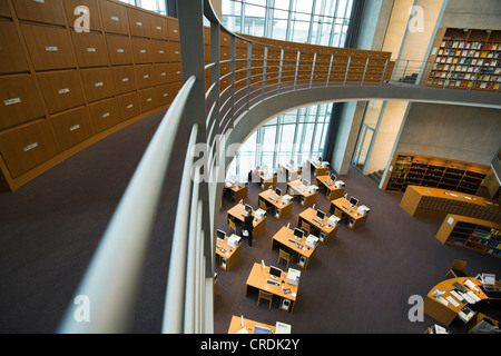 Sala di lettura della biblioteca del Bundestag tedesco nel Marie-Elisabeth-Lueders-Building, Berlino, Germania, Europa Foto Stock