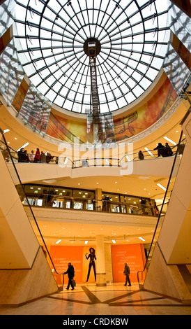 Vista interna del centro commerciale piazza Limbecker Square nella città, in Germania, in Renania settentrionale-Vestfalia, la zona della Ruhr, Essen Foto Stock