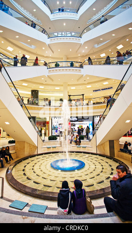 Vista interna del centro commerciale piazza Limbecker Square nella città, in Germania, in Renania settentrionale-Vestfalia, la zona della Ruhr, Essen Foto Stock