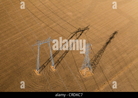 Vista aerea ad alta tensione di tralicci di trasmissione nel paesaggio agricolo della Valle Centrale, Coalinga, CALIFORNIA, STATI UNITI D'AMERICA Foto Stock