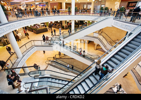 Vista interna del centro commerciale piazza Limbecker Square nella città, in Germania, in Renania settentrionale-Vestfalia, la zona della Ruhr, Essen Foto Stock