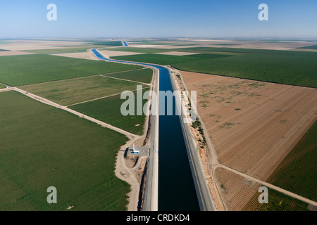 Vista aerea del terreno coltivato nella valle centrale con un canale di irrigazione che è parte della California acquedotto, un sistema di canali, Foto Stock