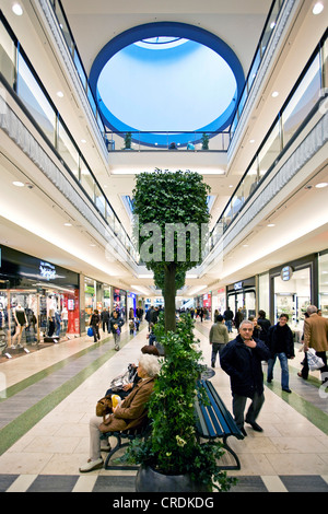 Vista interna del centro commerciale piazza Limbecker Square nella città, in Germania, in Renania settentrionale-Vestfalia, la zona della Ruhr, Essen Foto Stock