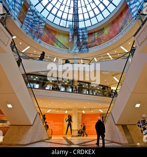 Vista interna del centro commerciale piazza Limbecker Square nella città, in Germania, in Renania settentrionale-Vestfalia, la zona della Ruhr, Essen Foto Stock