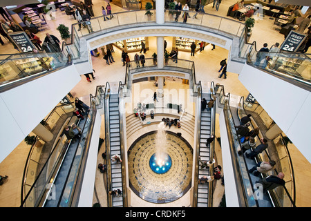 Vista interna del centro commerciale piazza Limbecker Square nella città, in Germania, in Renania settentrionale-Vestfalia, la zona della Ruhr, Essen Foto Stock