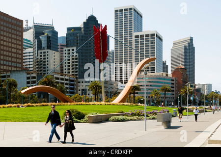 La scultura, Cupido Romana, Span di Claes Oldenburg e Coosje van Bruggen, eretto nel 2003 a Rincon Park sull'Embarcadero Foto Stock