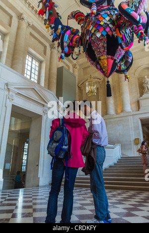 Parigi, Francia, turisti in visita 'Joana Vasconcelos' spettacolo di Arte Contemporanea, gallerie d'arte all'interno del 'Chateau de Versailles', Castello Francese, Reggia di Versailles Francia Avant Garde, all'interno Foto Stock